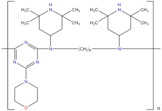 N,N'-Bis(2,2,6,6-tetramethyl-4-piperidinyl)-1,6-hhexdiamin-2,4-dichloro-6-morpholino-1,3,5-triazin kopolimer